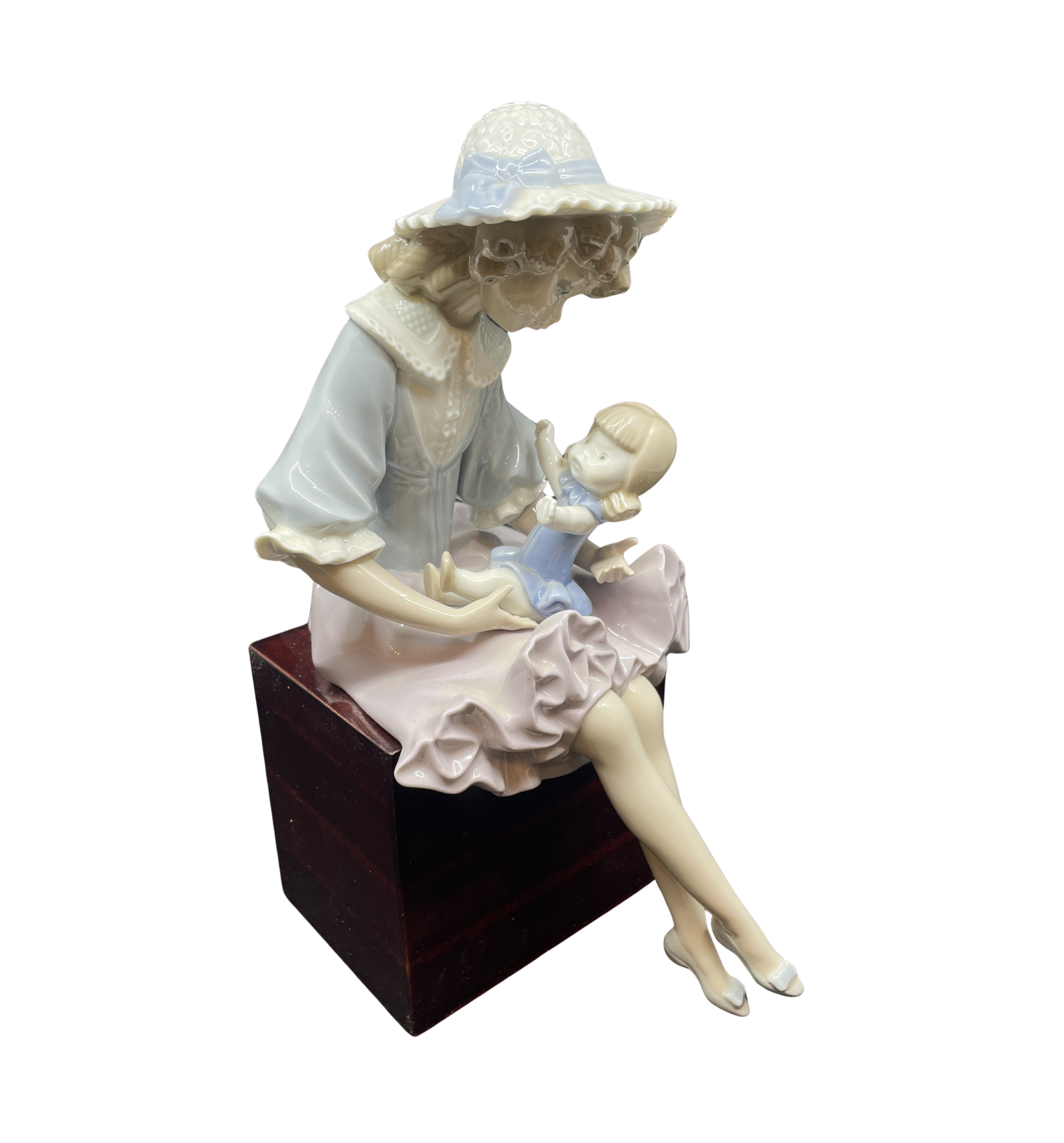 Lladro Suzy and Her Doll, #1378 (0ML001) – The Perfect Thing