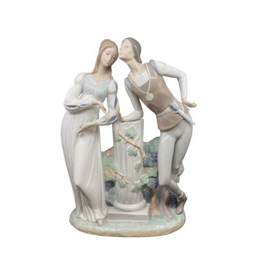 Lladro #4750 Romeo and Juliet (KDS7DY)
