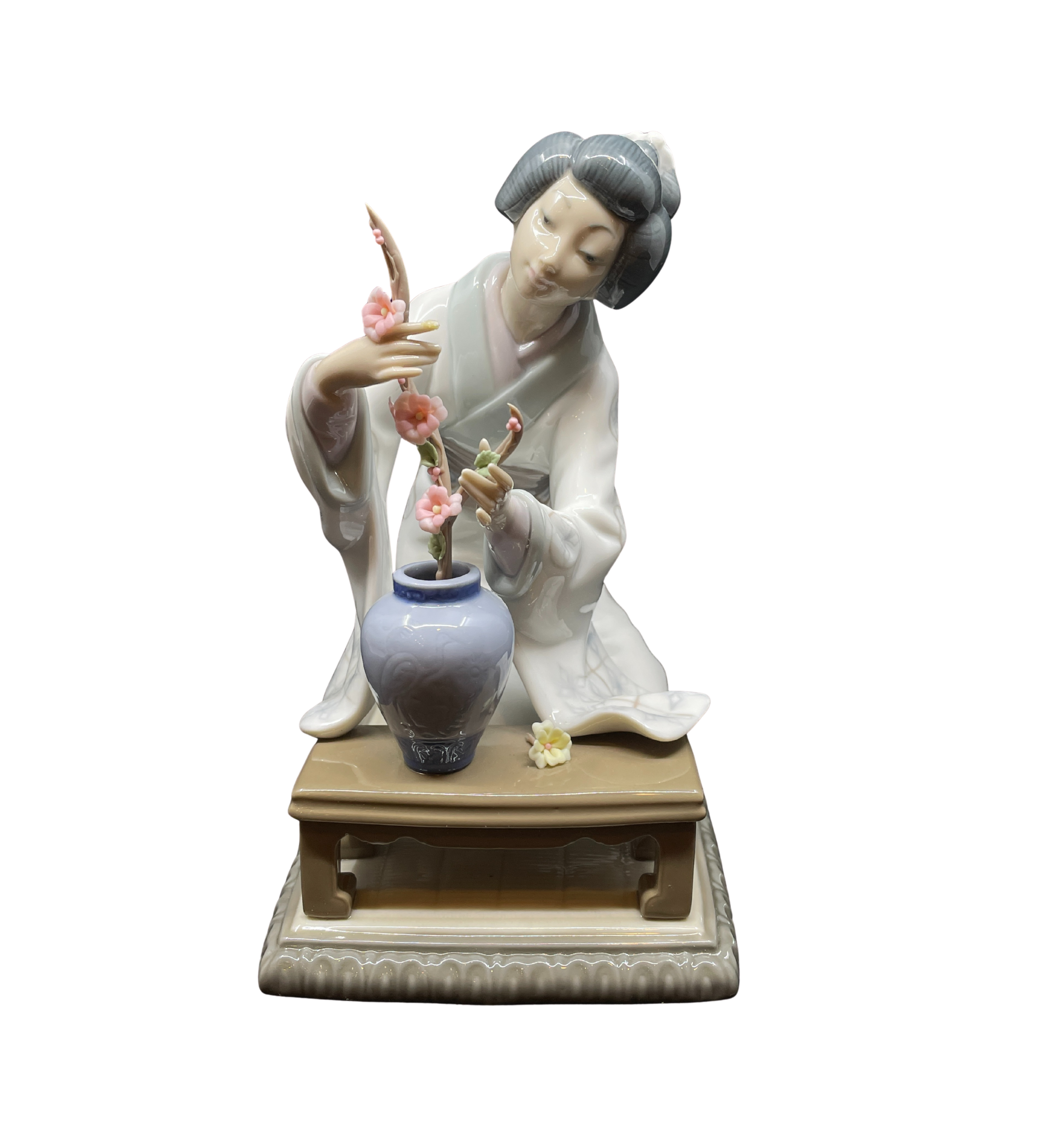 Lladro Japanese Girl Decorating #4840 w/box AS IS (0IL00B) – The Lladro Japanese Girl Decorating #4840 w/box AS IS (0IL00B) – The