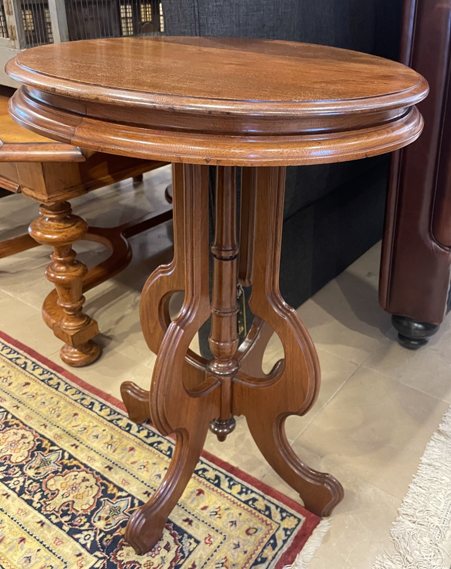 Victorian Walnut Round Table (0F8004)