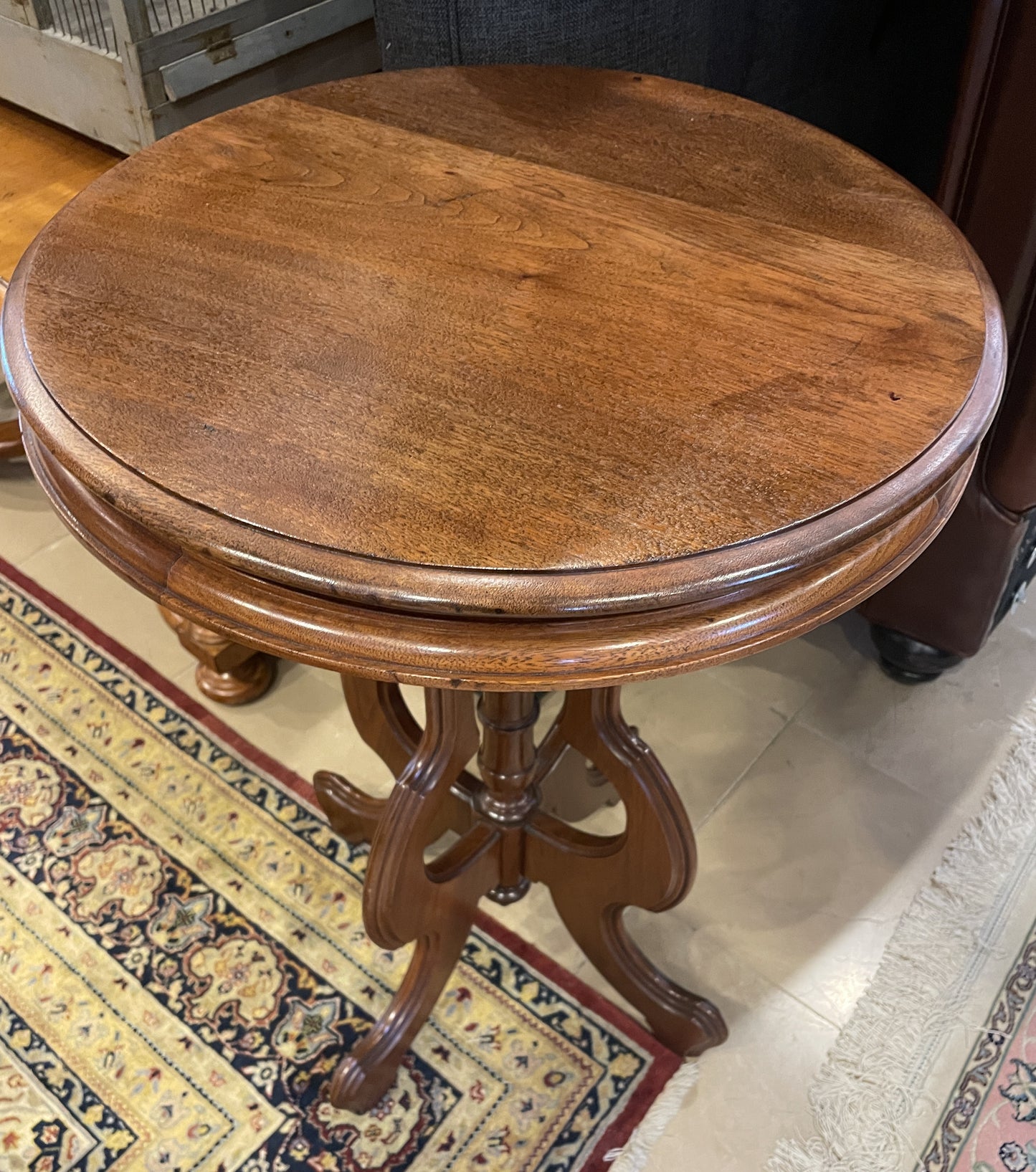 Victorian Walnut Round Table (0F8004)