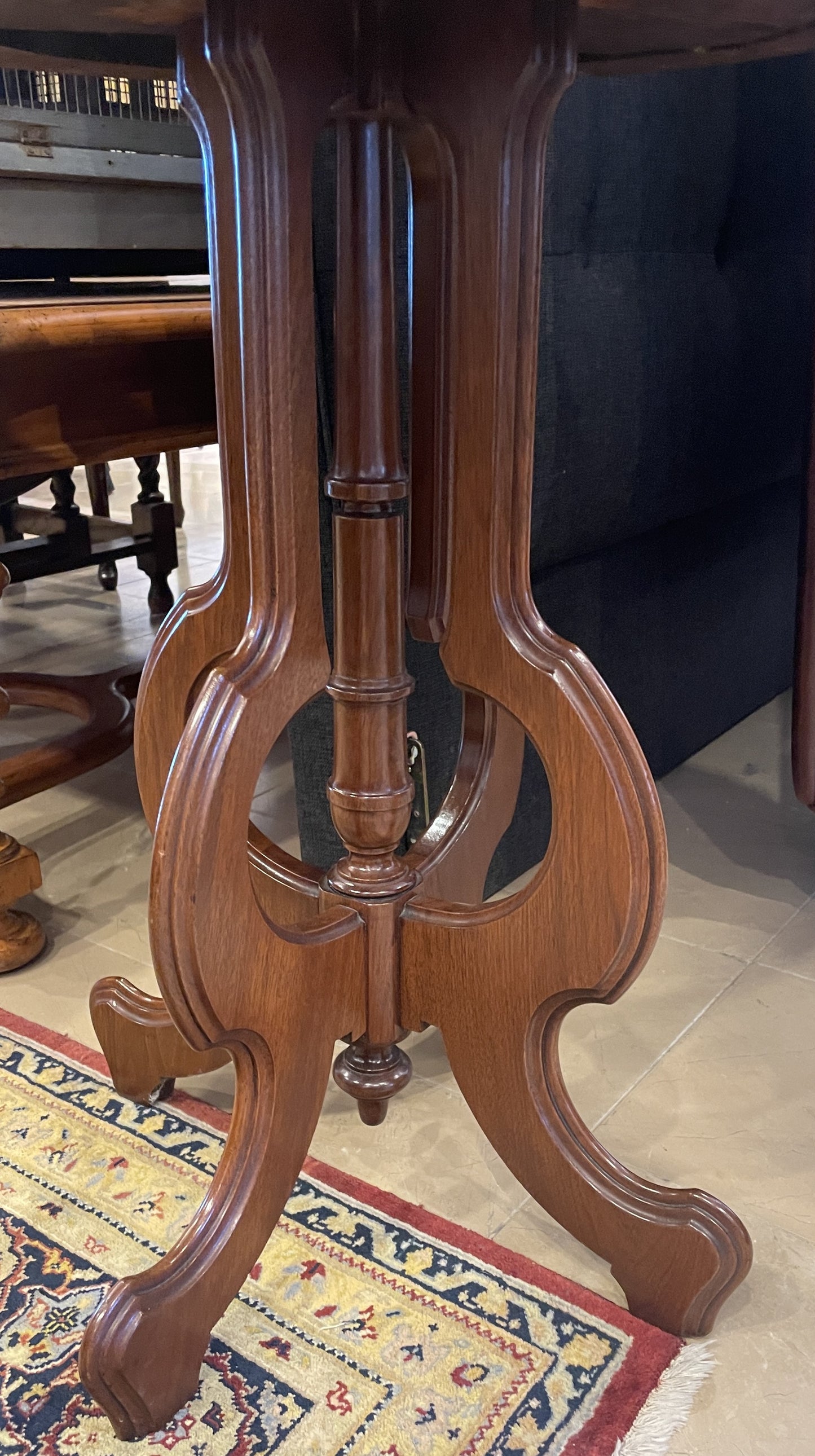 Victorian Walnut Round Table (0F8004)