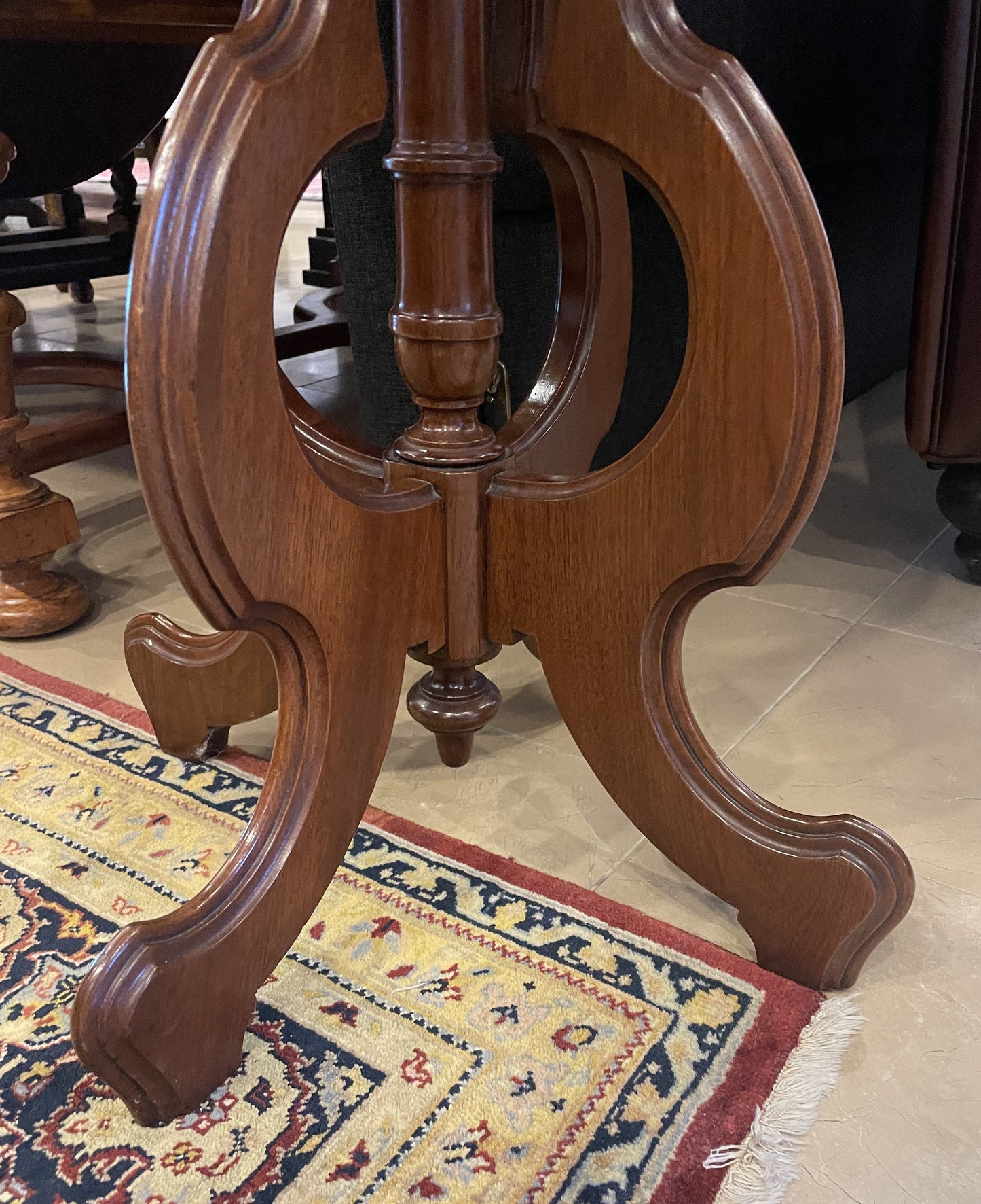 Victorian Walnut Round Table (0F8004)