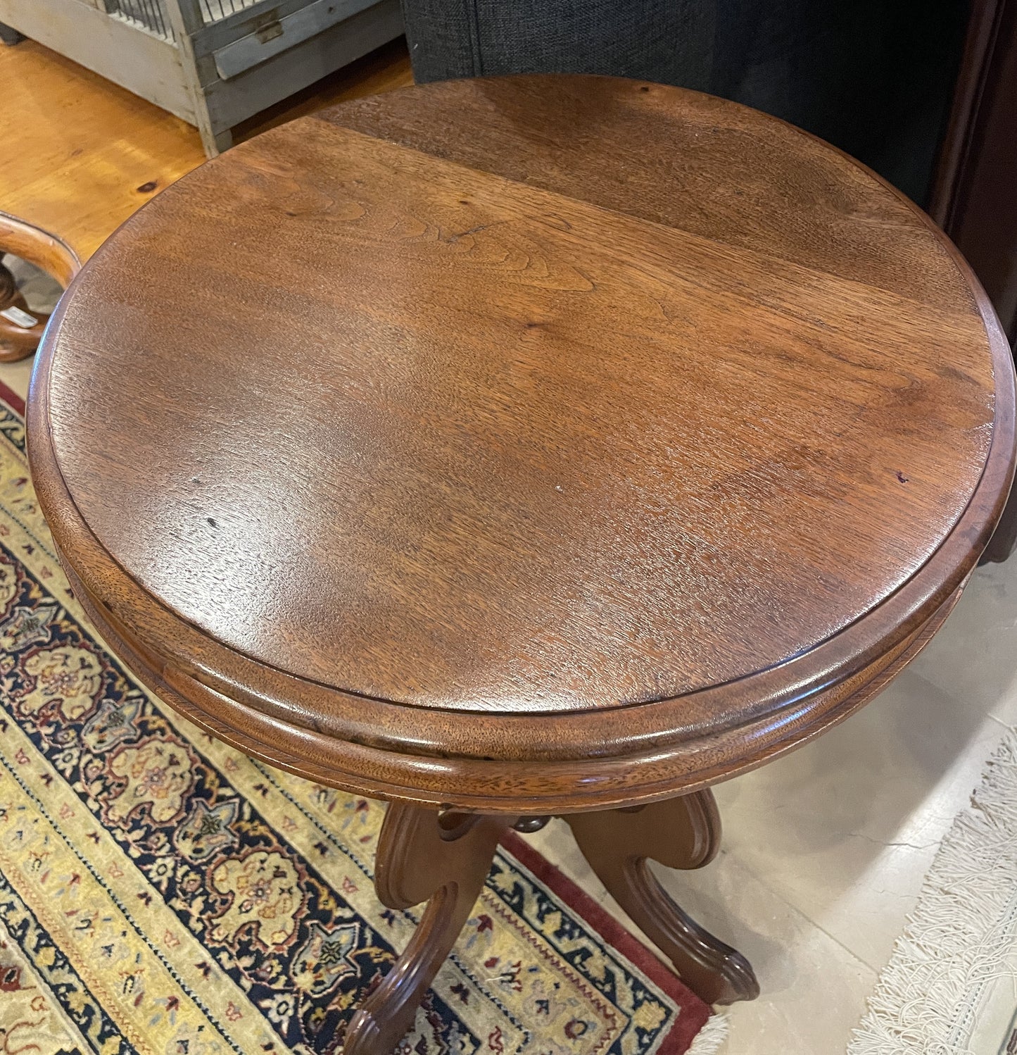 Victorian Walnut Round Table (0F8004)