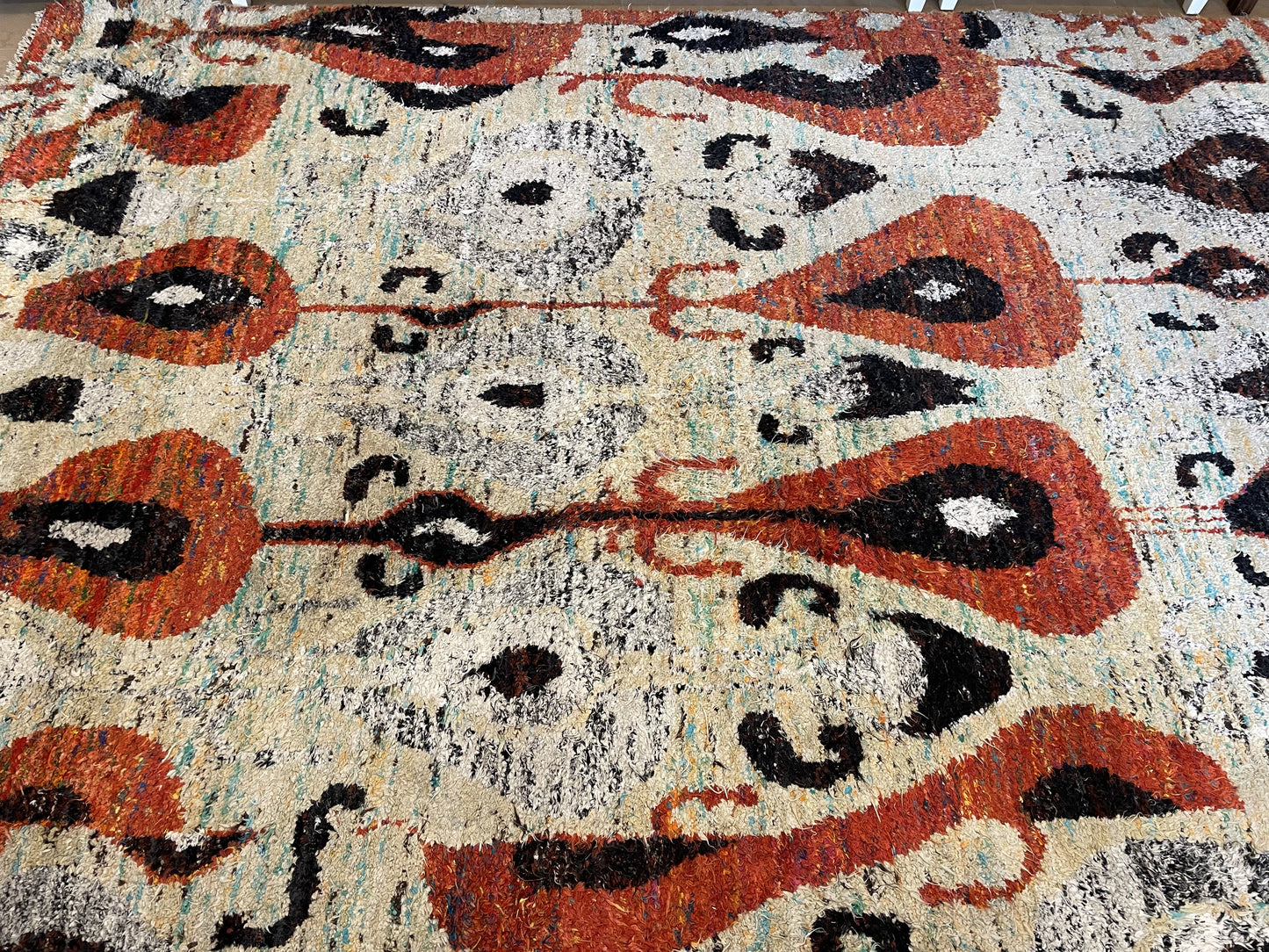 Ethan Allen Shaggy Rug, Reds, Blacks, Yellows (03G006)