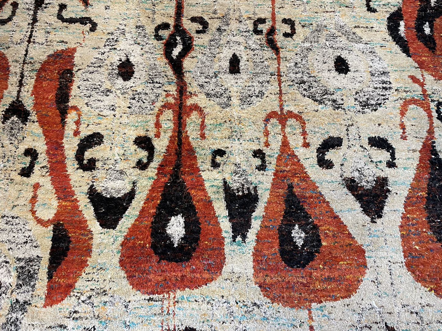 Ethan Allen Shaggy Rug, Reds, Blacks, Yellows (03G006)