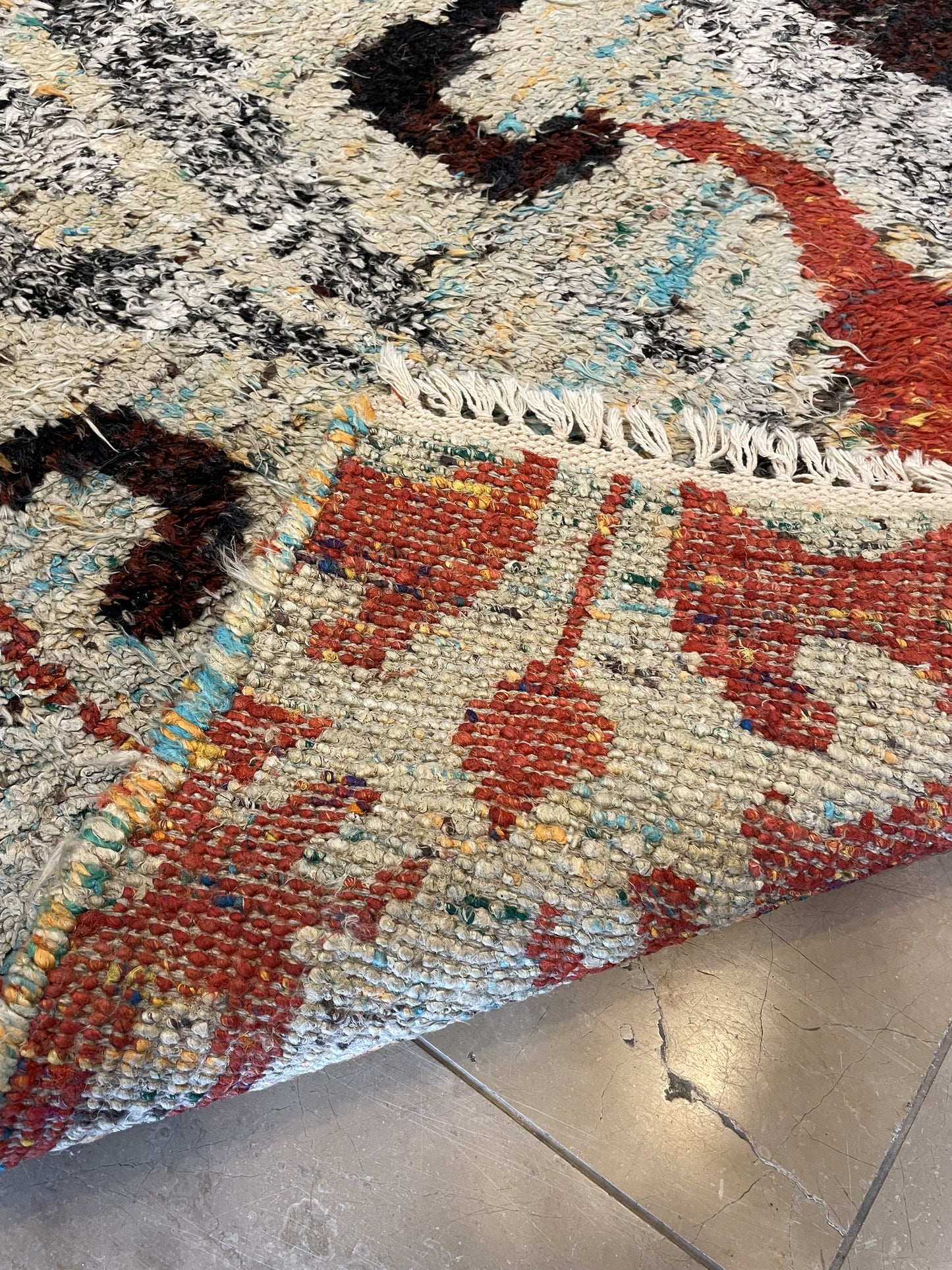 Ethan Allen Shaggy Rug, Reds, Blacks, Yellows (03G006)