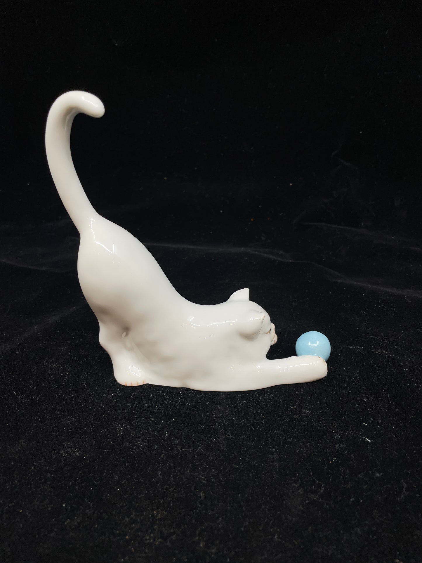 Herend Cat with Blue Ball (08900B)