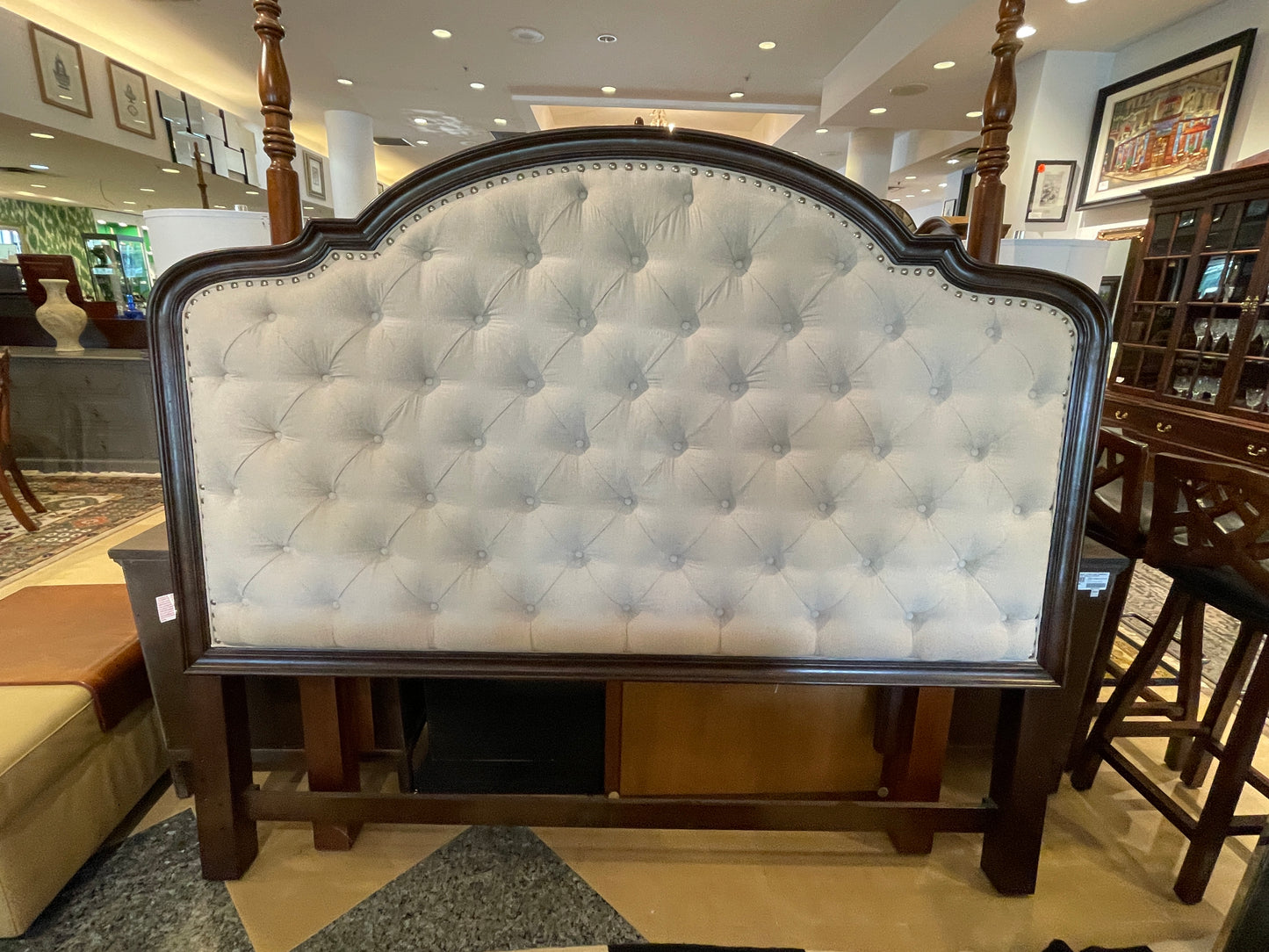 Hooker "Leesburg" King Tufted Bed (0FY001)