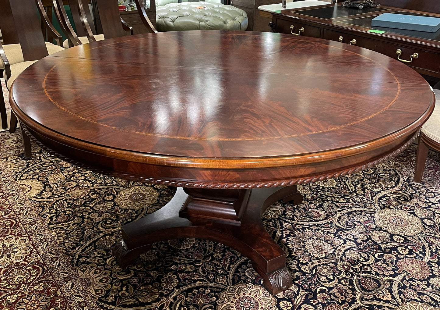 Henredon Round Pedestal Dining Table + Leaf and Pads (0CC001)