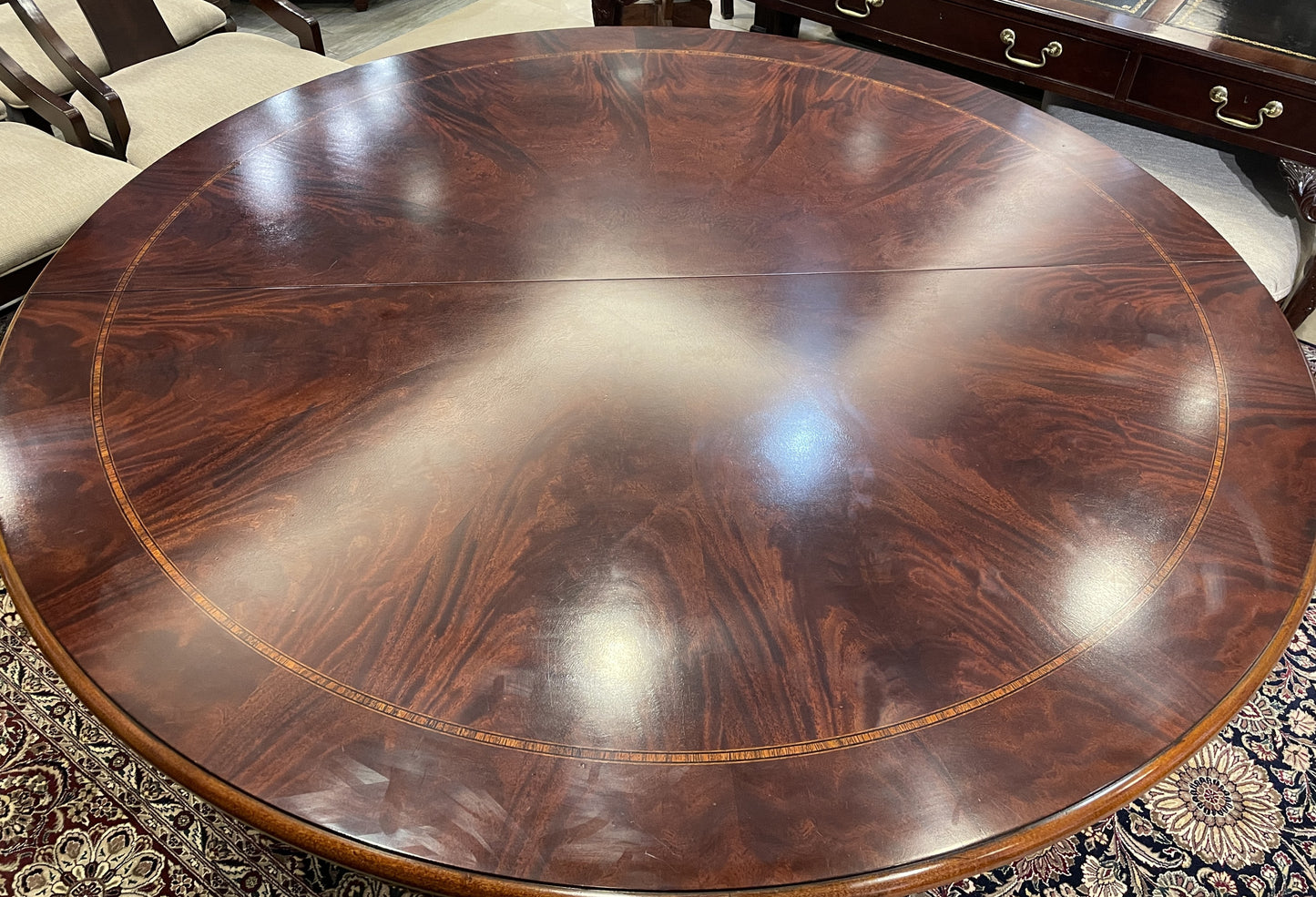 Henredon Round Pedestal Dining Table + Leaf and Pads (0CC001)