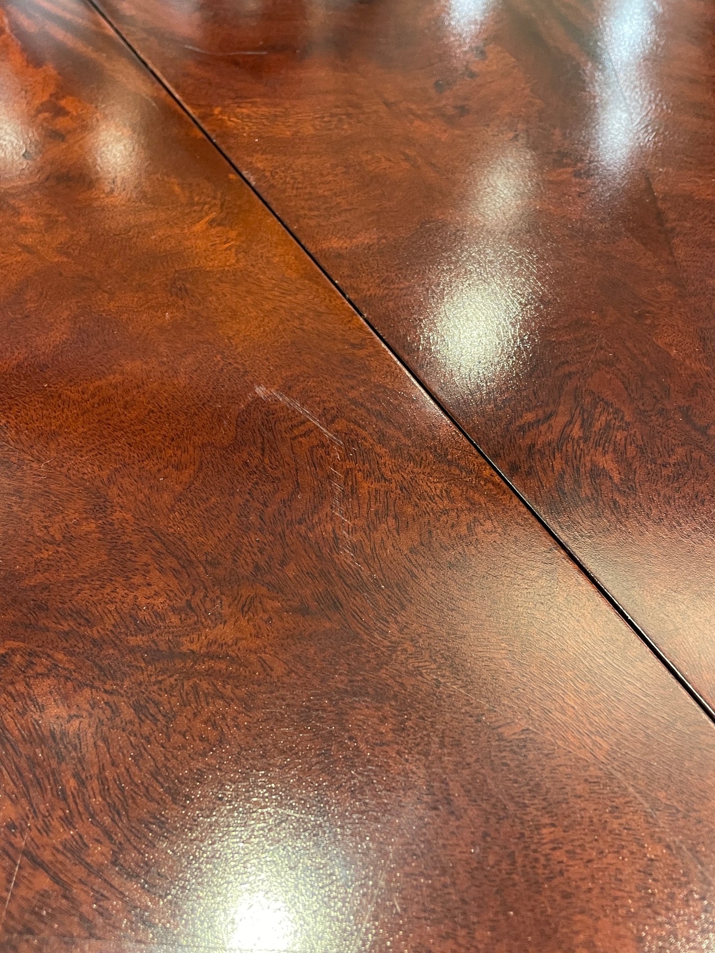 Henredon Round Pedestal Dining Table + Leaf and Pads (0CC001)
