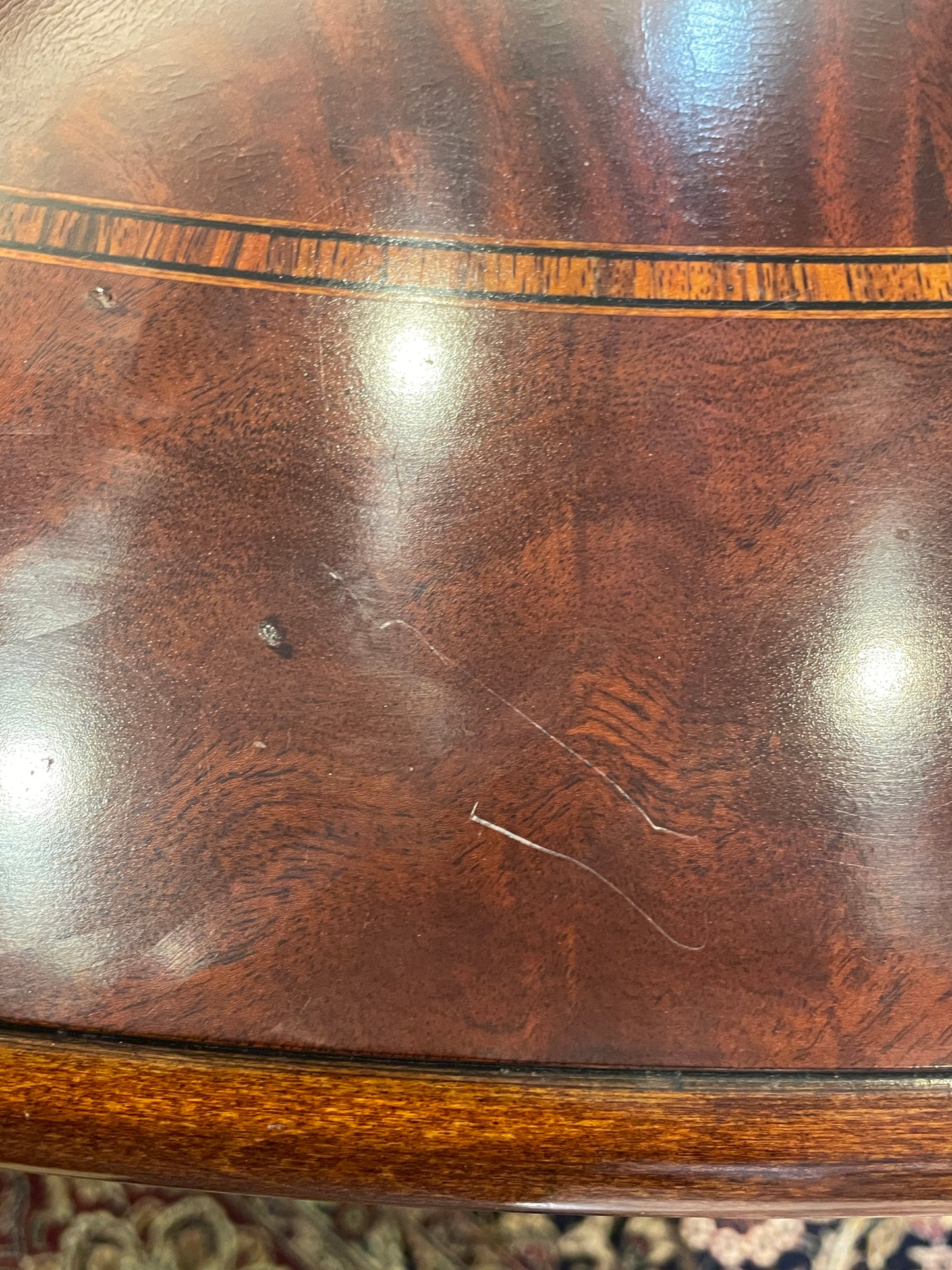 Henredon Round Pedestal Dining Table + Leaf and Pads (0CC001)