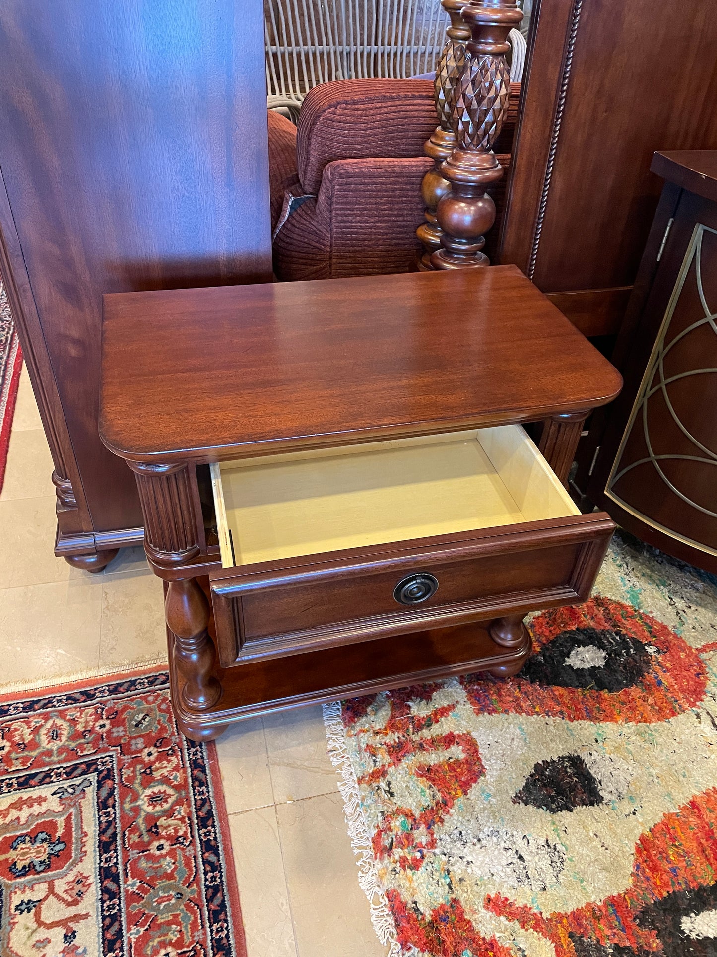 Chris Madden Nightstand (0GN004)