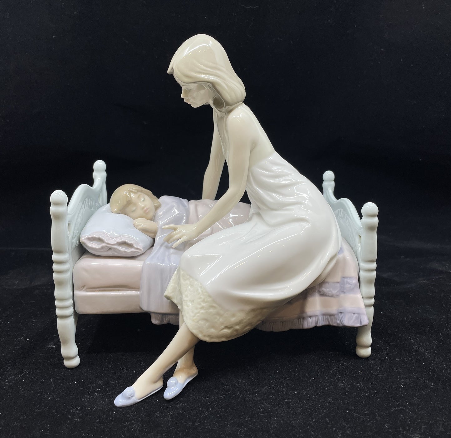 Lladro #5900 Sleep Tight (BOX) (08P00A)
