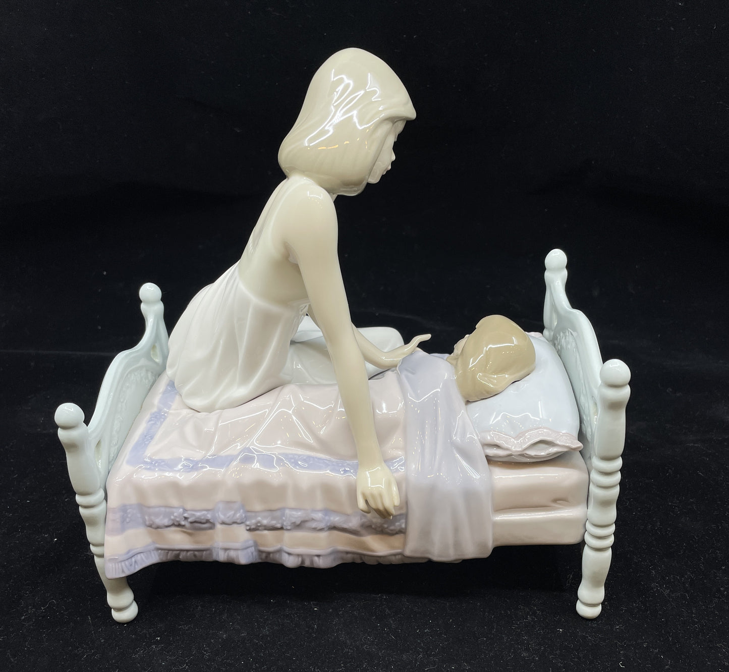 Lladro #5900 Sleep Tight (BOX) (08P00A)