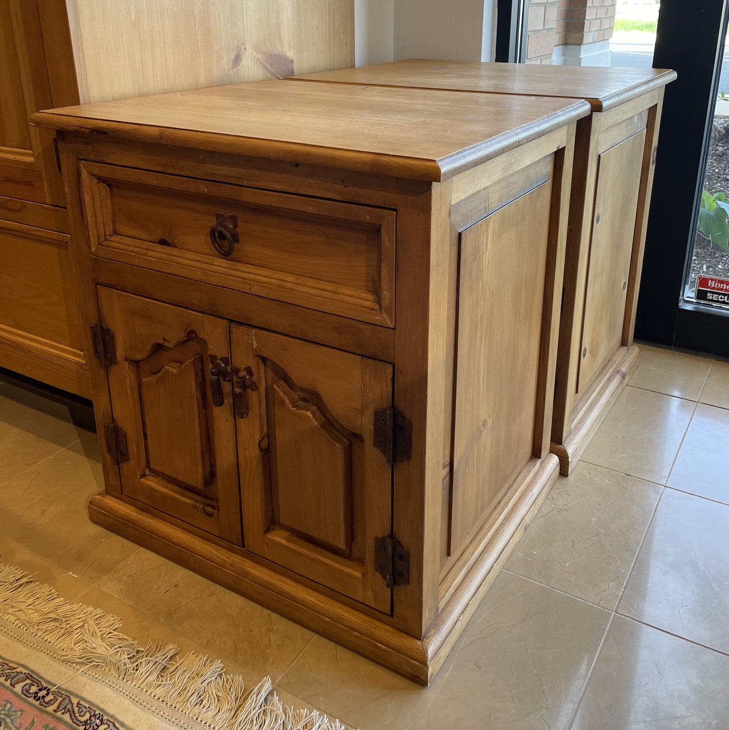 Pair of El Poeton Nightstands (03G005)