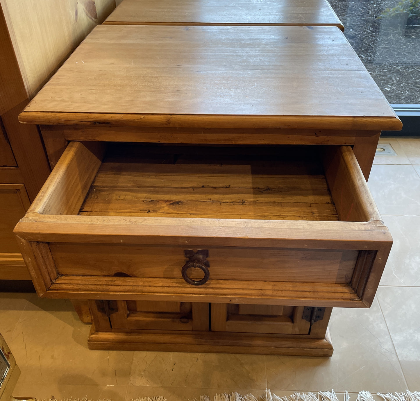 Pair of El Poeton Nightstands (03G005)