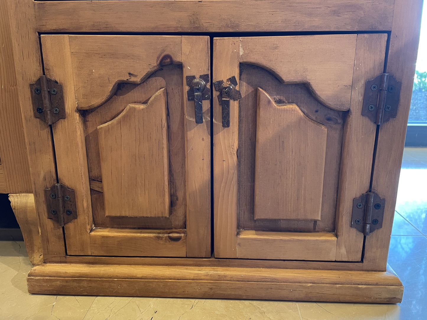 Pair of El Poeton Nightstands (03G005)