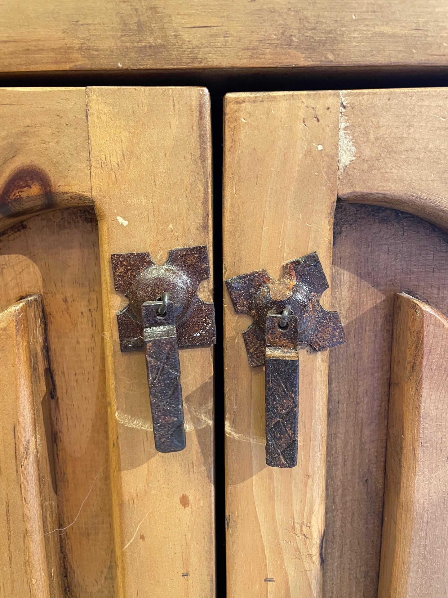 Pair of El Poeton Nightstands (03G005)