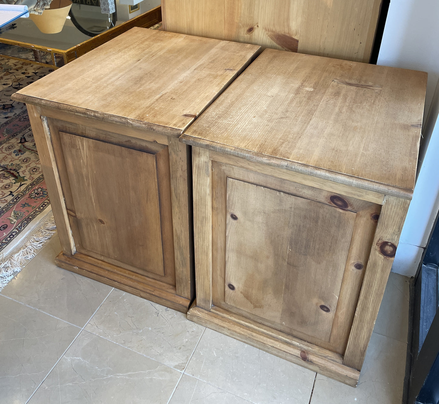 Pair of El Poeton Nightstands (03G005)
