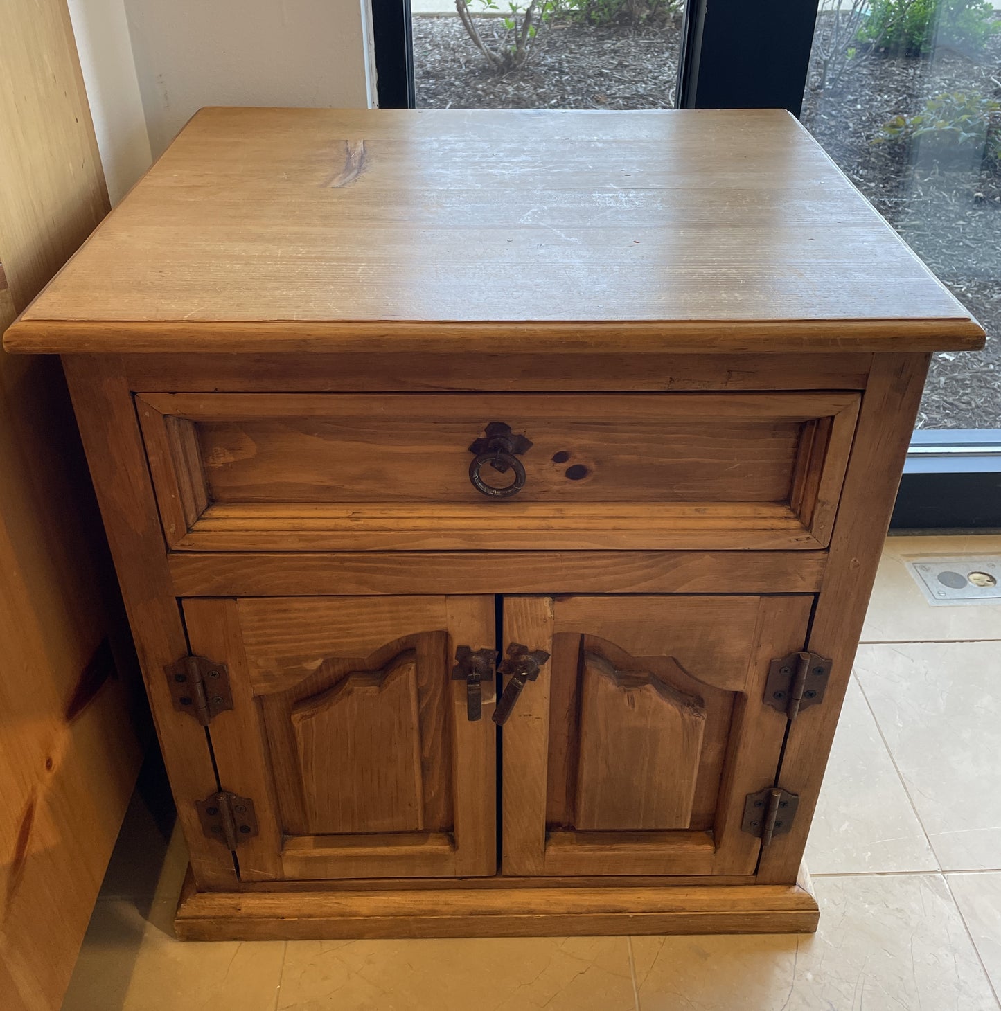 Pair of El Poeton Nightstands (03G005)