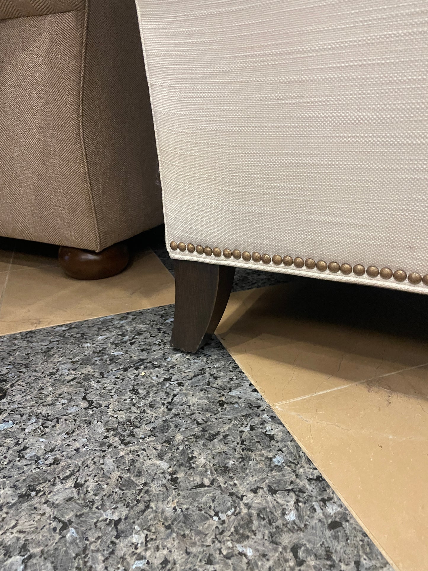 Ethan Allen Shelton Tufted Sofa (01D00N)