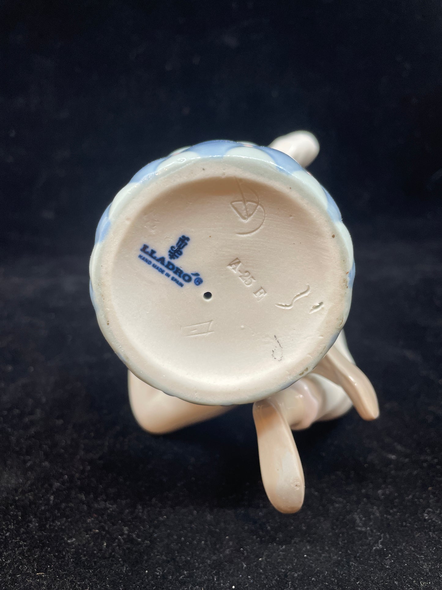 Lladro Girl with Brush #1071 w box (0DE005)