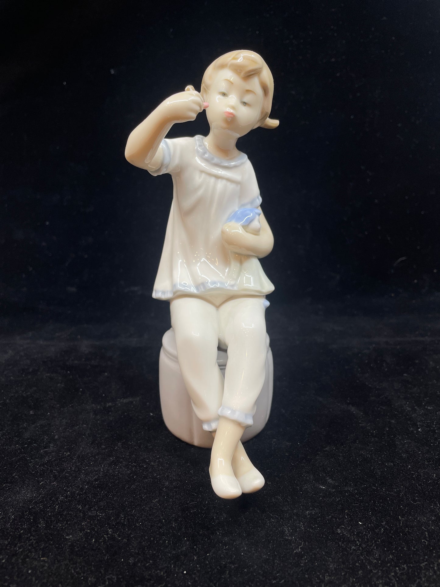 Lladro "Girl with Doll and Lipstick" w box #1083 (0DE00A)