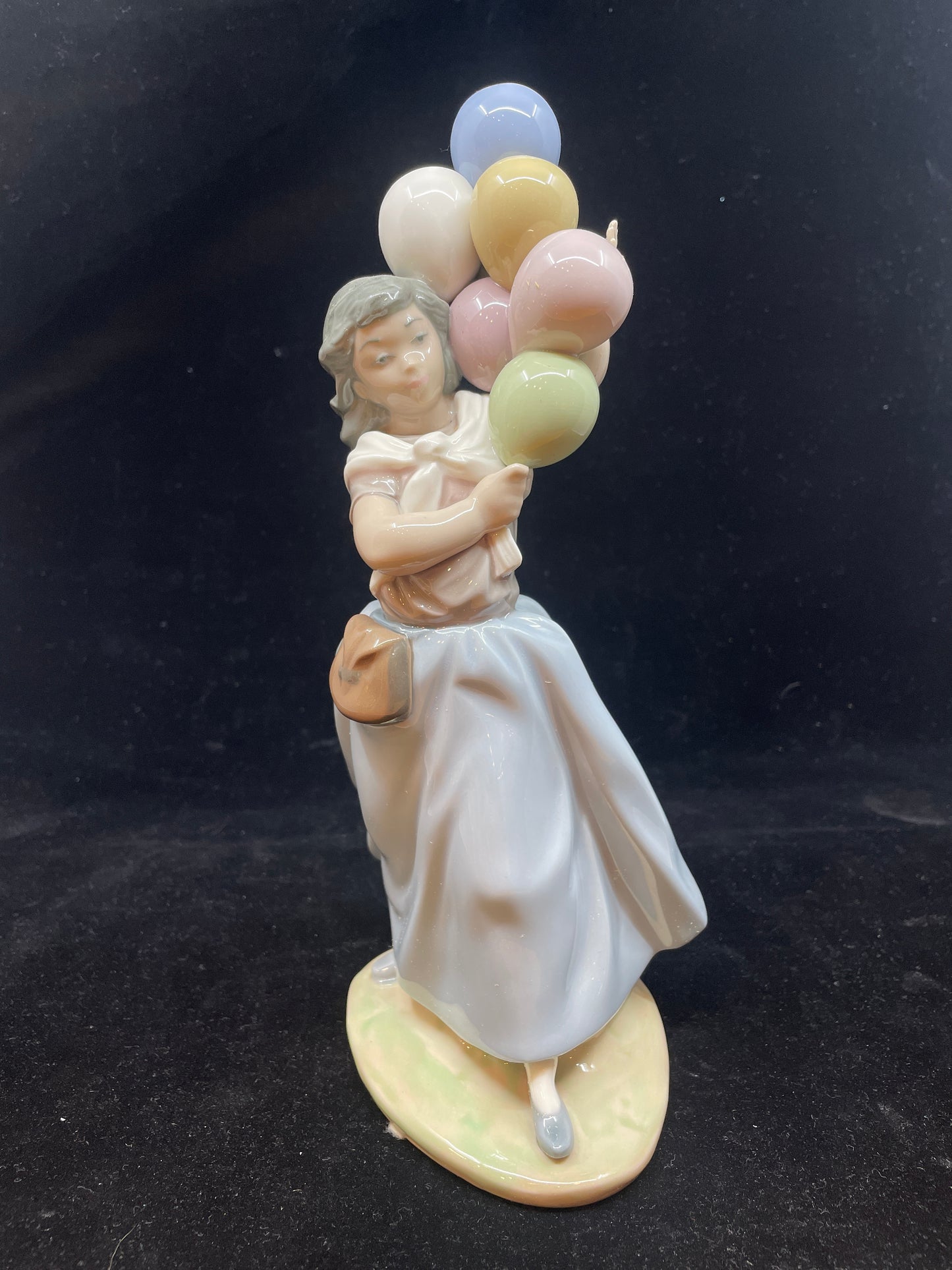 Lladro Balloon Seller #5141 with Box (0DE004)