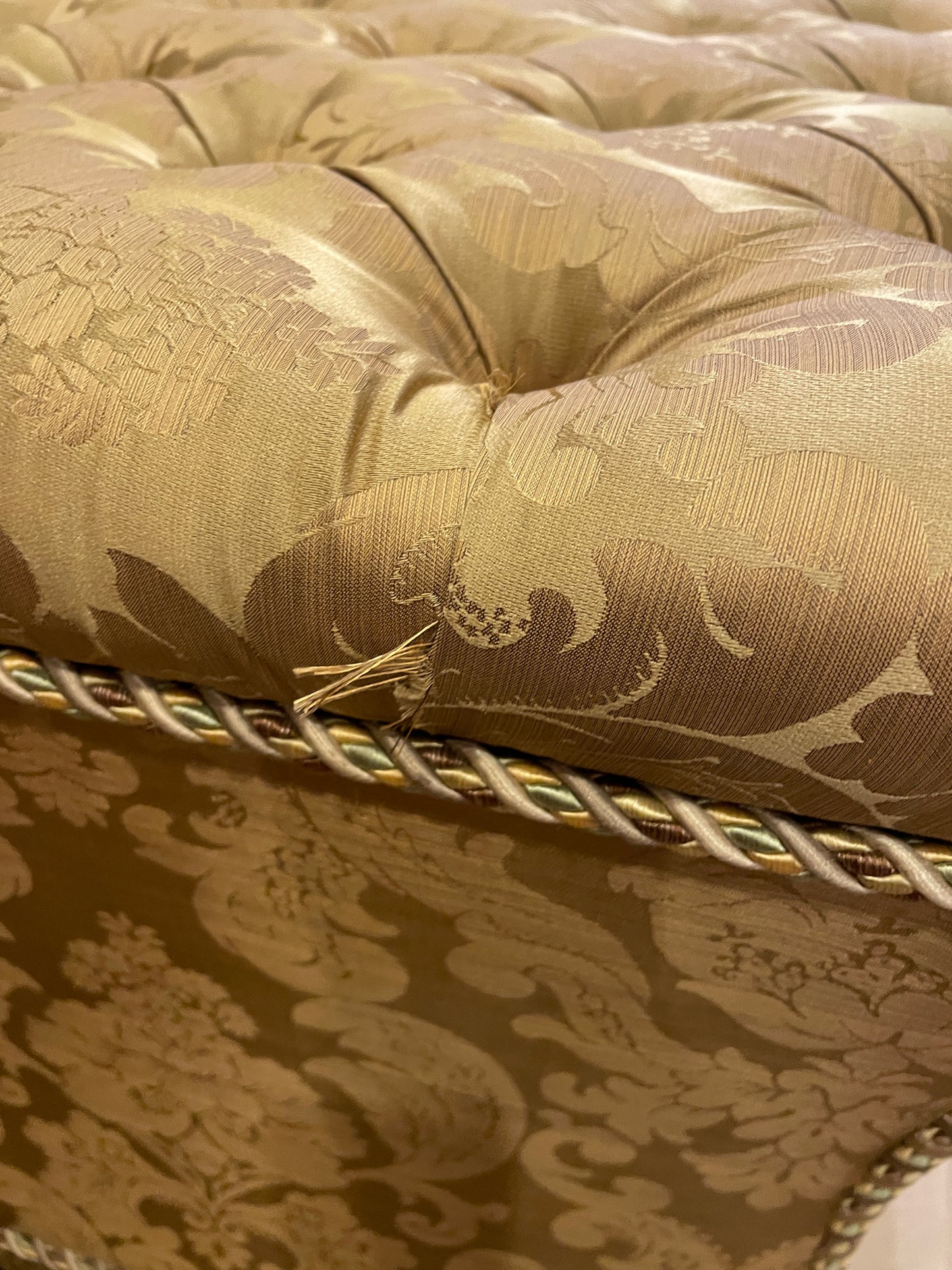 Tufted Parsons Bench in Gold Damask (0HP00R)