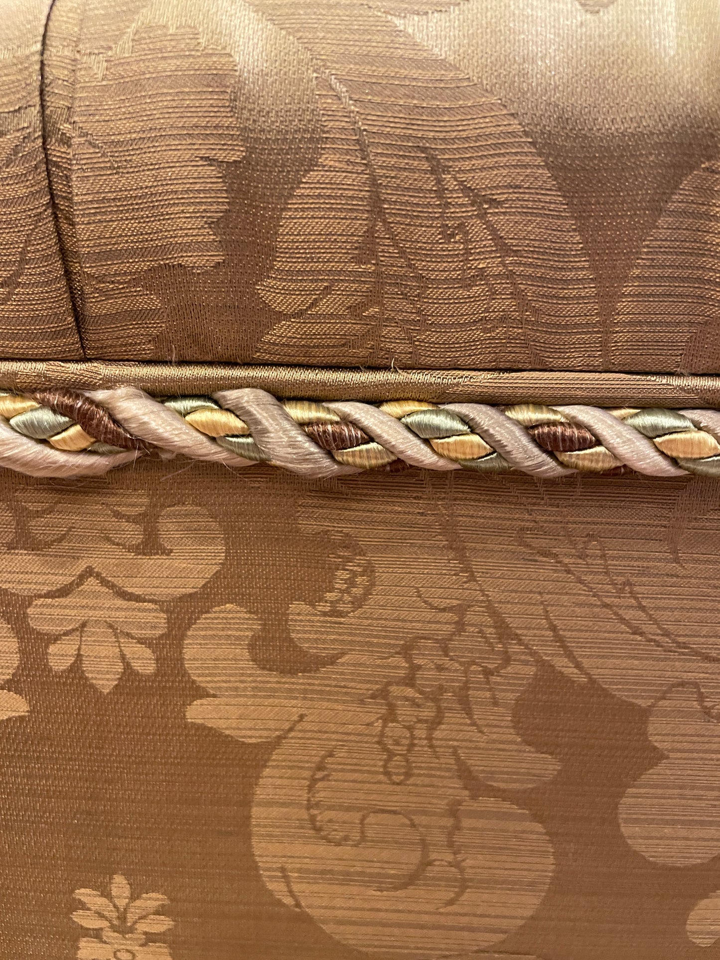 Tufted Parsons Bench in Gold Damask (0HP00R)