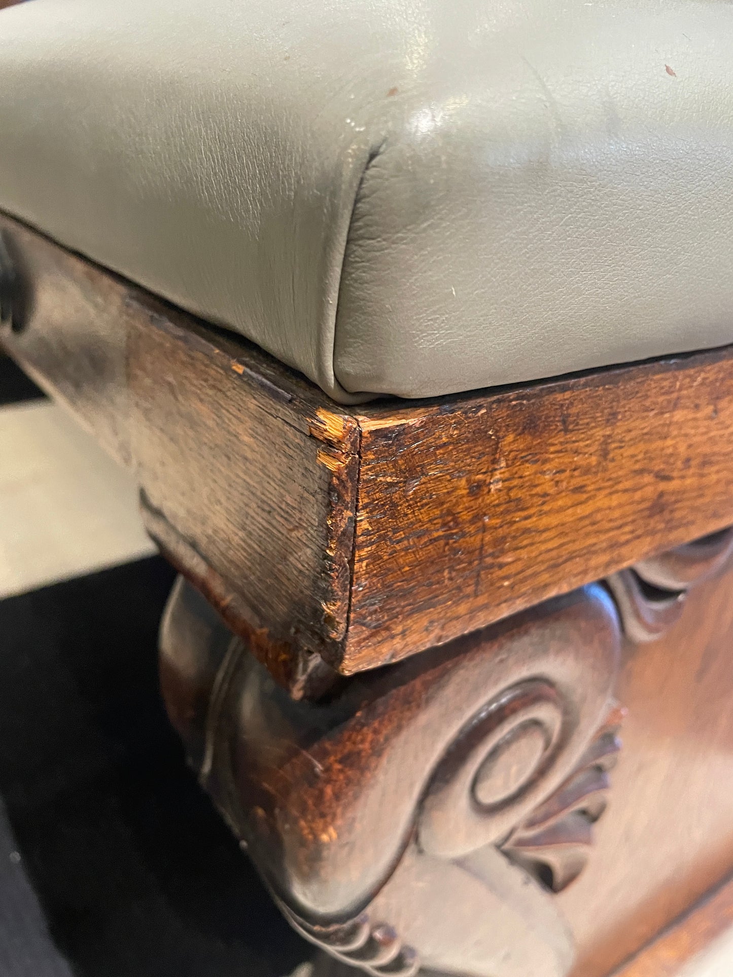 Antique English Oak bench with leather seat (0HP00A)