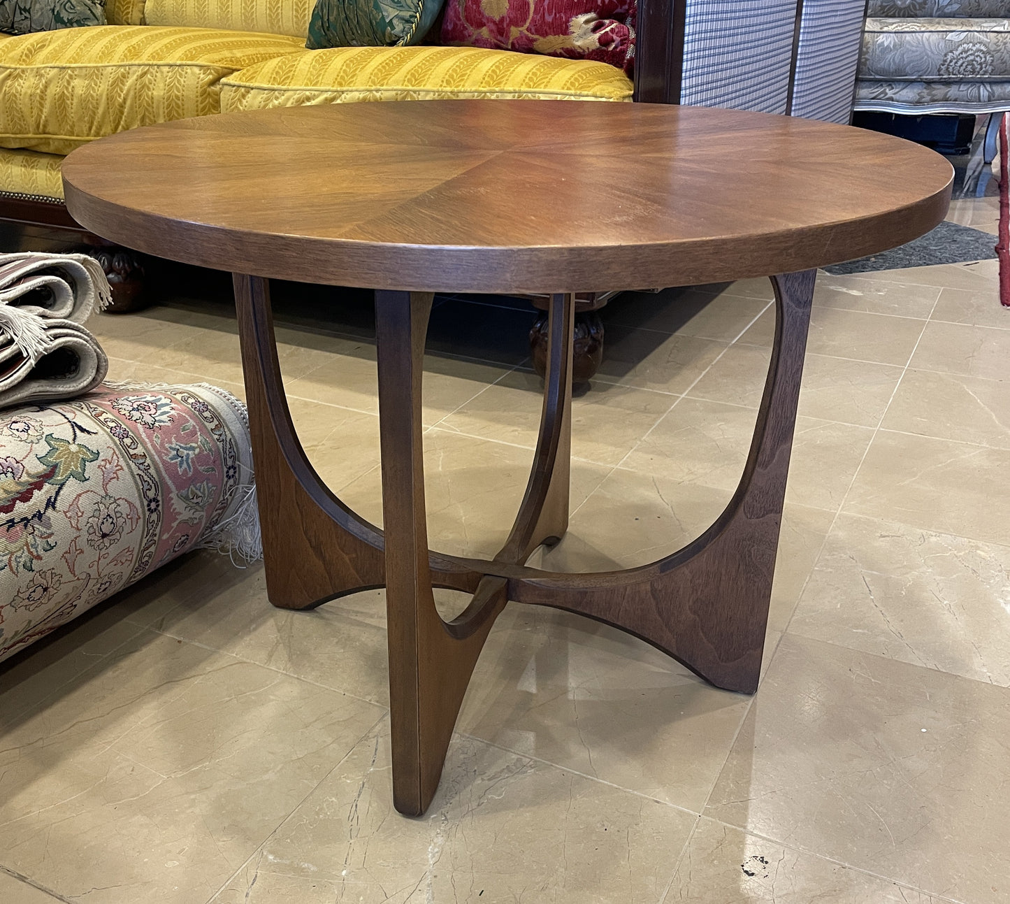 Broyhill Brasilia Round End Table, Walnut (0HU004)