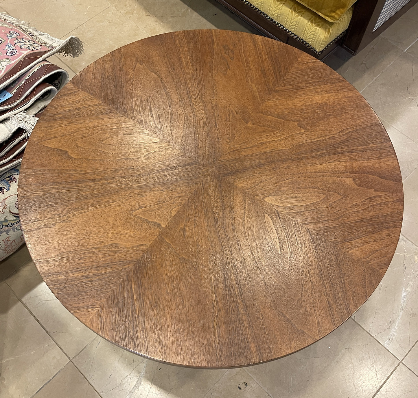 Broyhill Brasilia Round End Table, Walnut (0HU004)