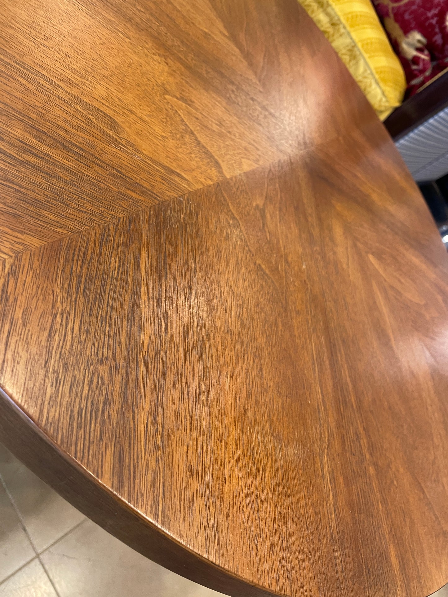 Broyhill Brasilia Round End Table, Walnut (0HU004)