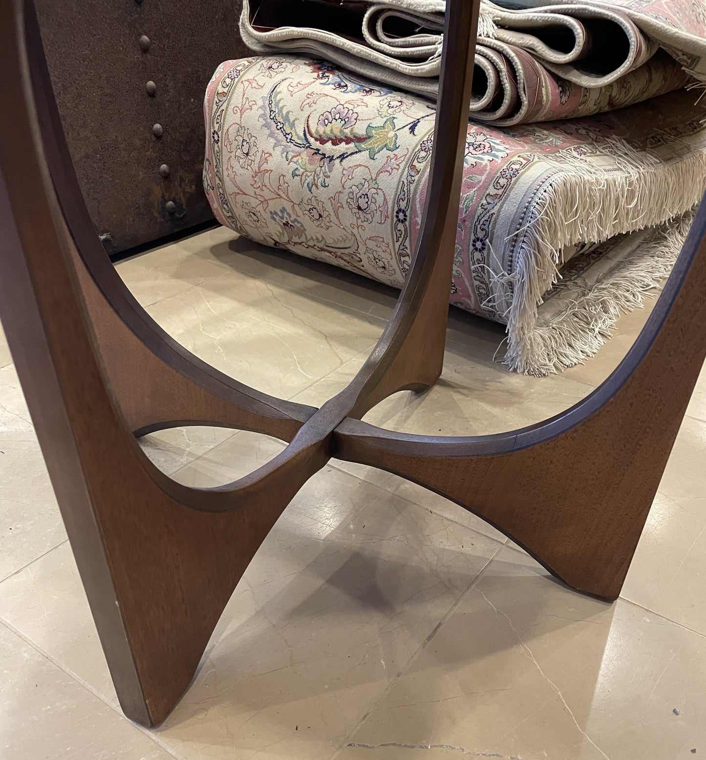 Broyhill Brasilia Round End Table, Walnut (0HU004)