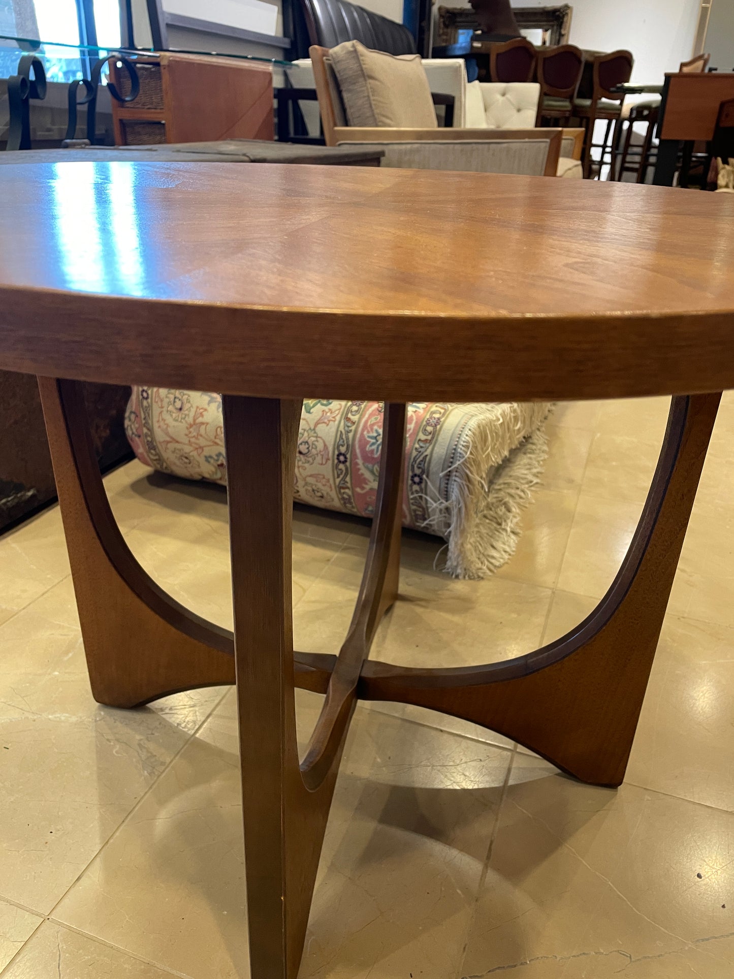 Broyhill Brasilia Round End Table, Walnut (0HU004)