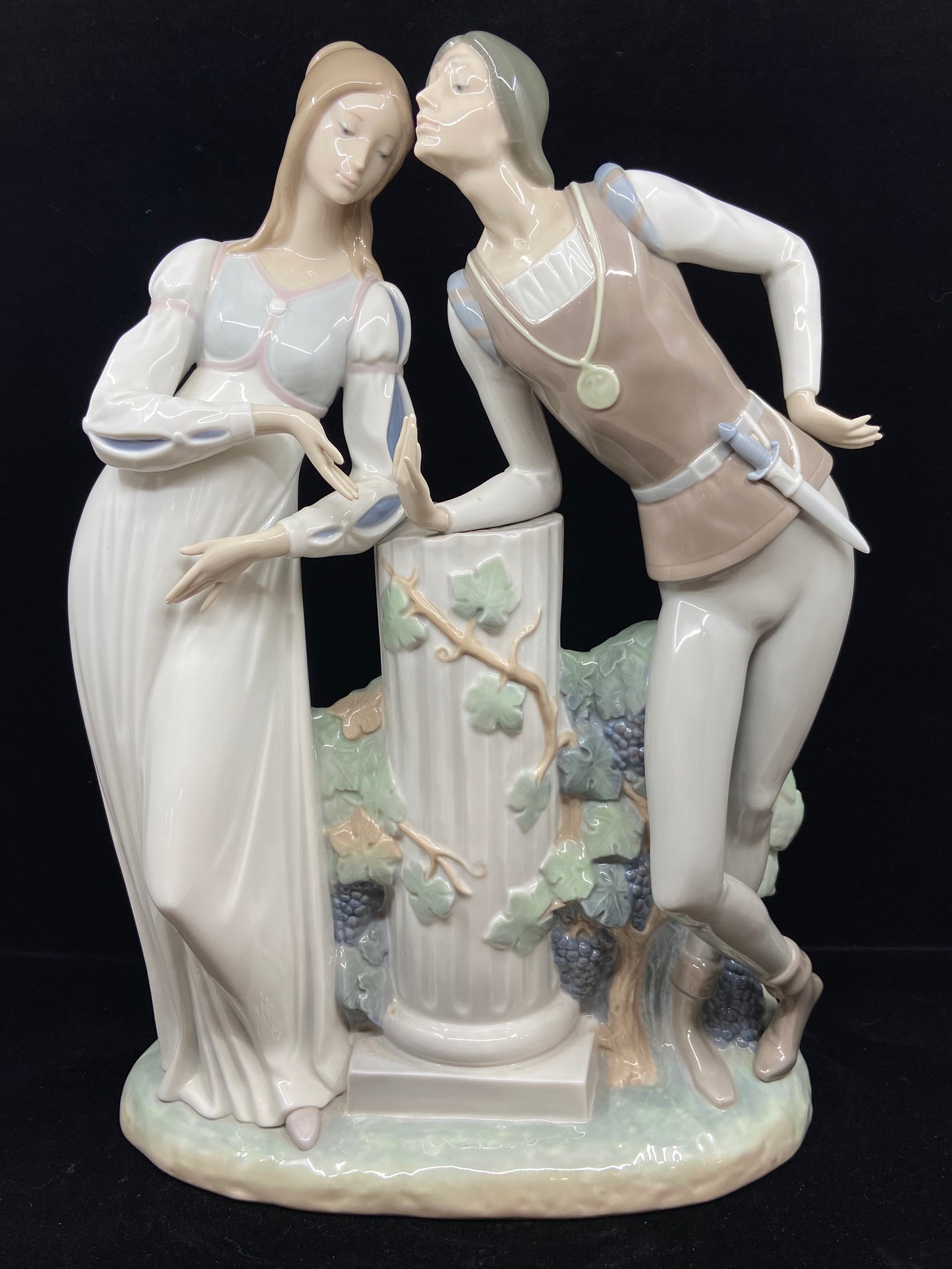 Lladro #4750 Romeo and Juliet (KDS7DY)