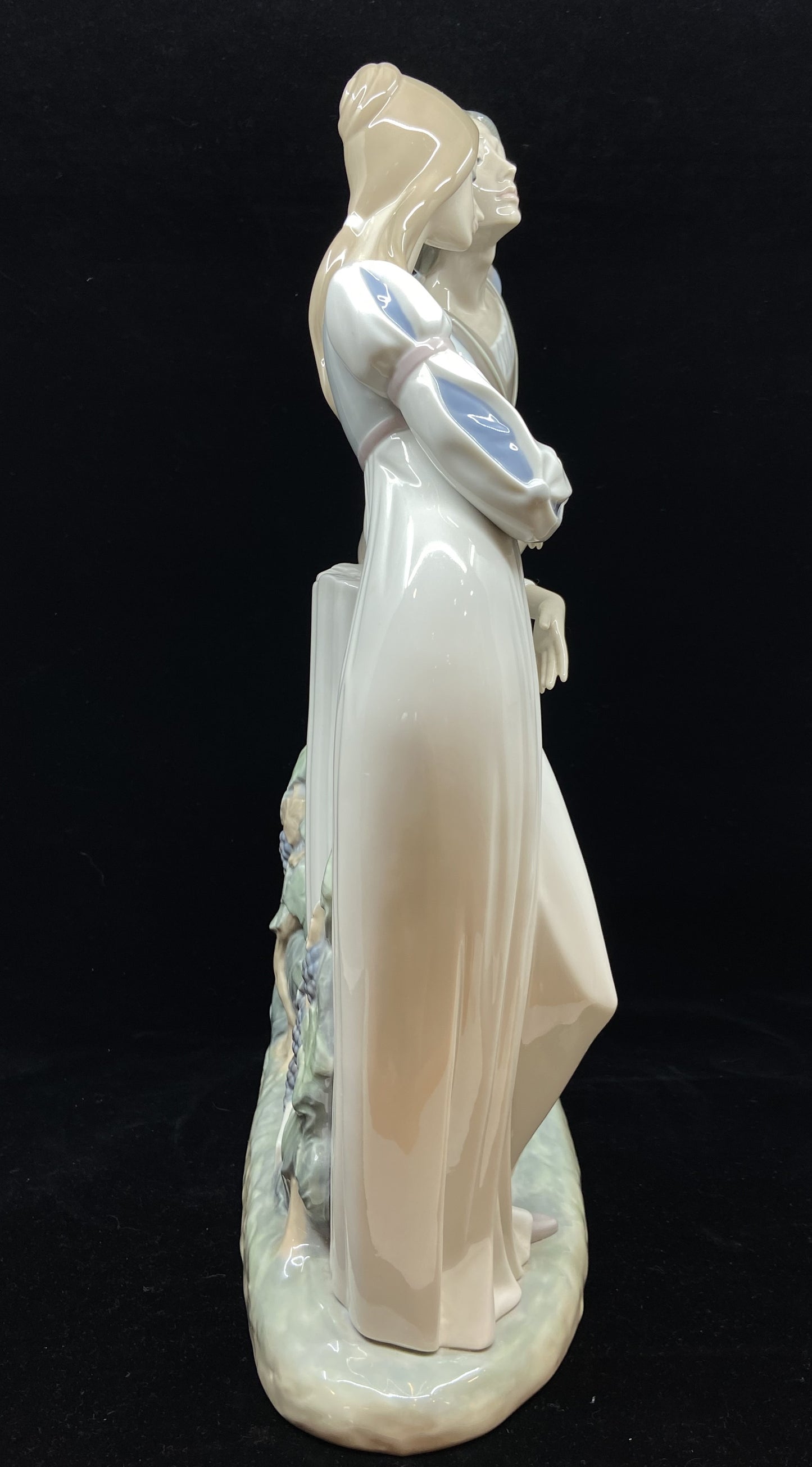 Lladro #4750 Romeo and Juliet (KDS7DY)