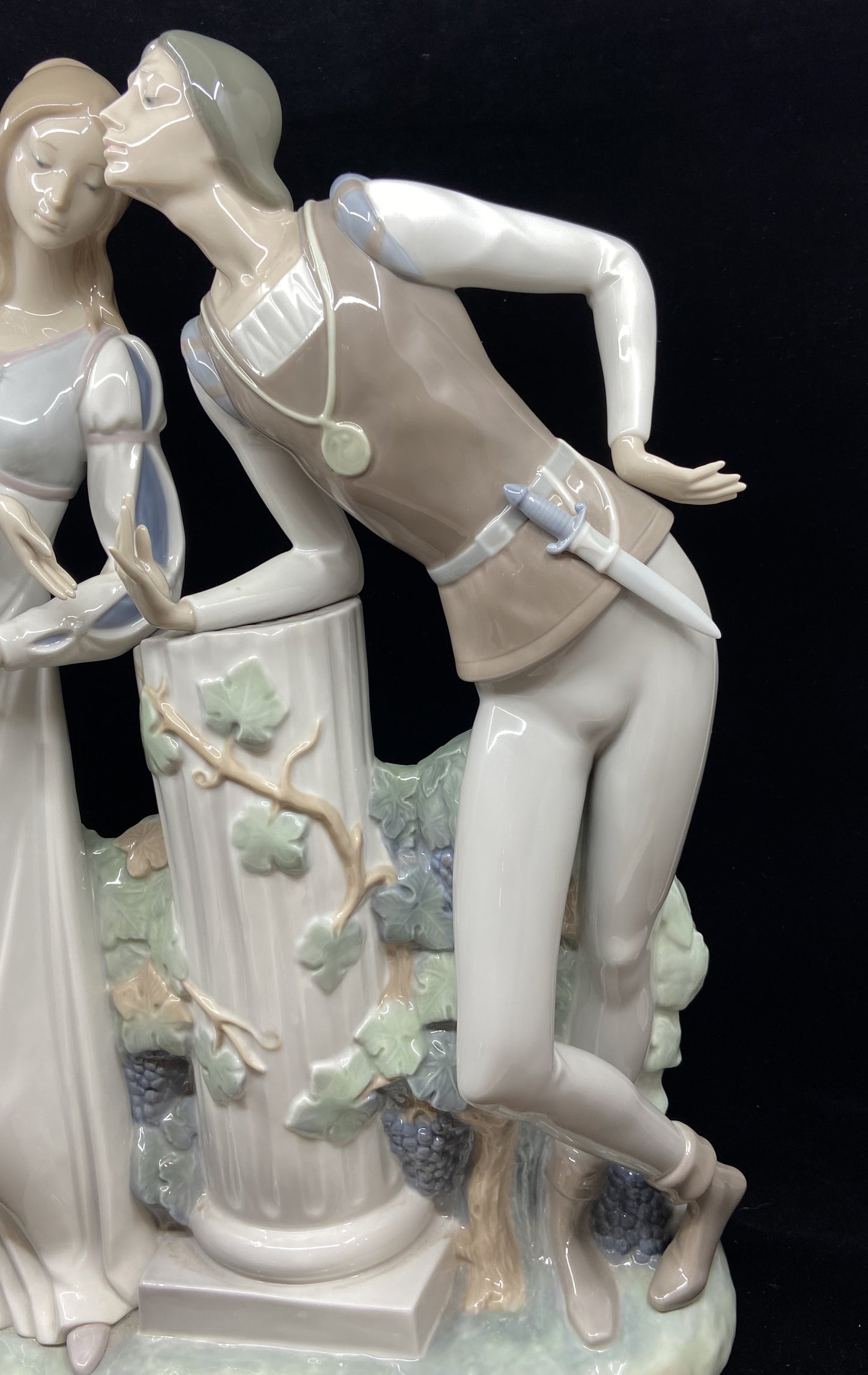 Lladro #4750 Romeo and Juliet (KDS7DY)