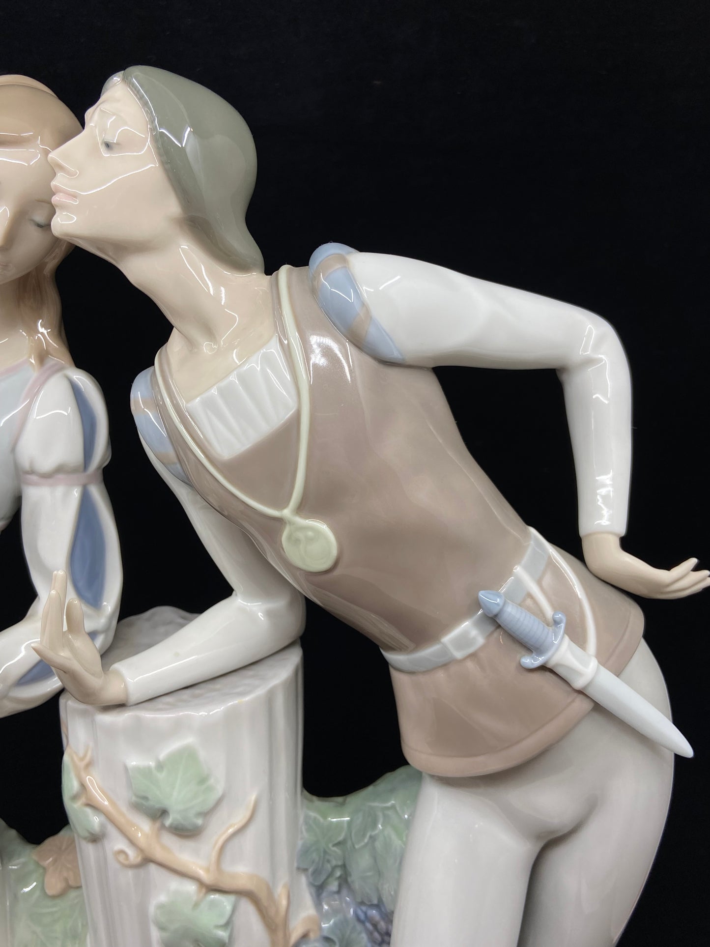 Lladro #4750 Romeo and Juliet (KDS7DY)