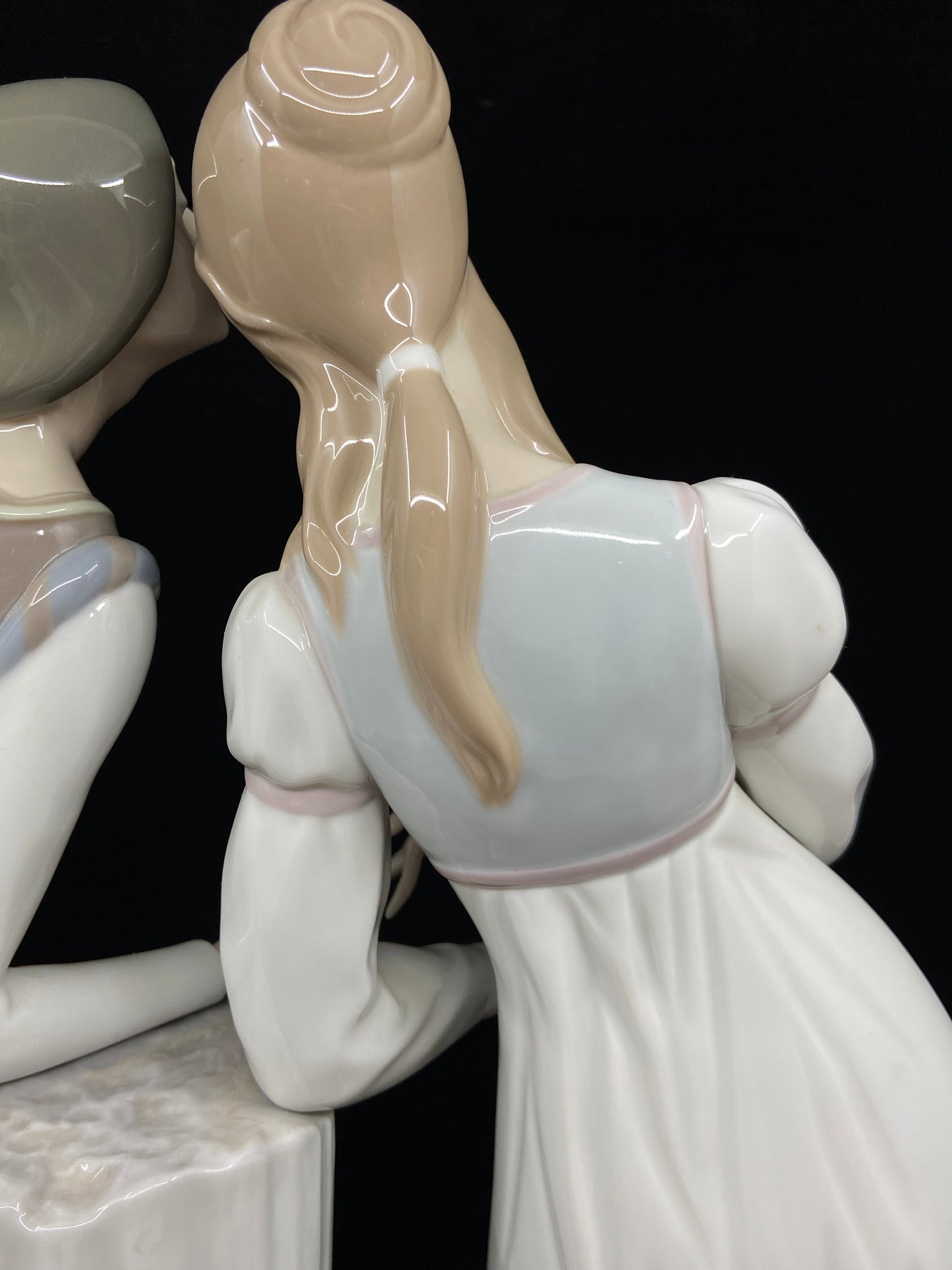 Lladro #4750 Romeo and Juliet (KDS7DY)
