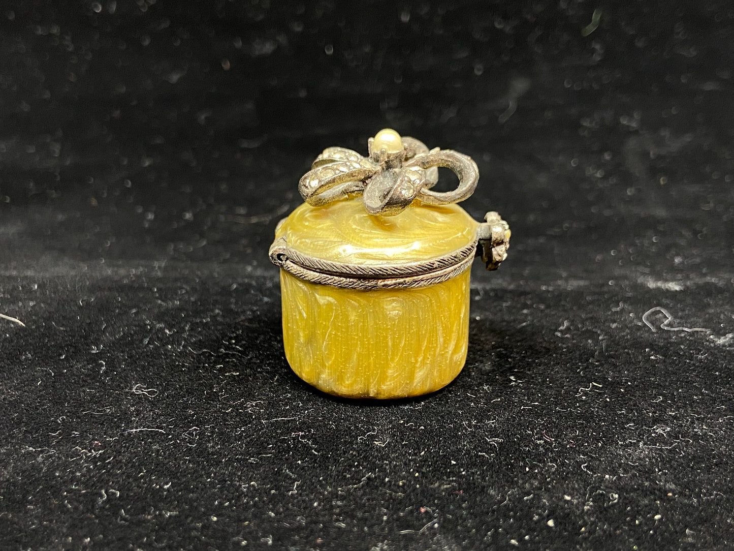 RJ Graziano Yellow Flower Bow Trinket/Pill Box (Y8TATX)