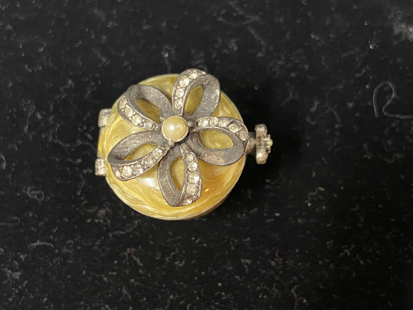 RJ Graziano Yellow Flower Bow Trinket/Pill Box (Y8TATX)