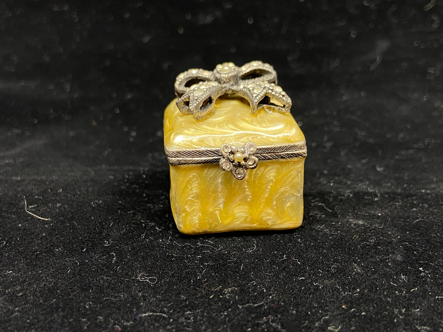 RJ Graziano Yellow Bow Trinket/Pill Box (Y8TATX)