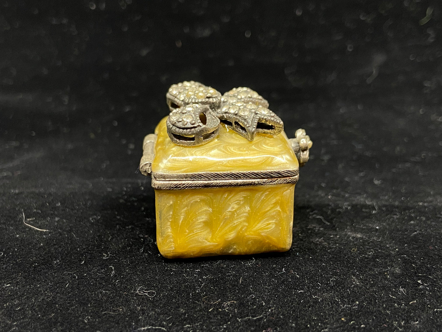 RJ Graziano Yellow Bow Trinket/Pill Box (Y8TATX)