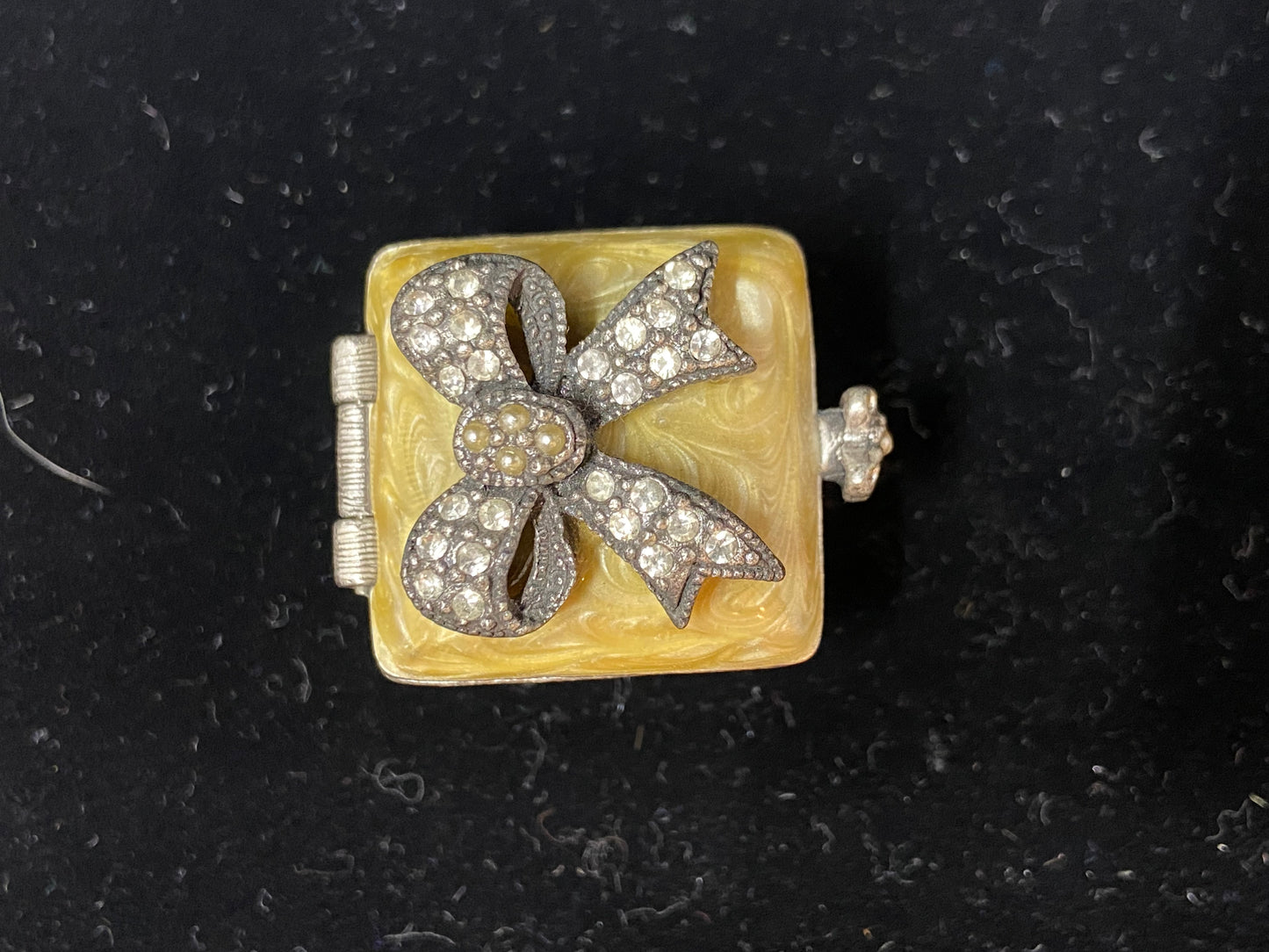 RJ Graziano Yellow Bow Trinket/Pill Box (Y8TATX)