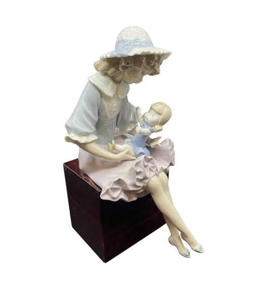 Lladro Suzy and Her Doll, #1378 (0ML001)