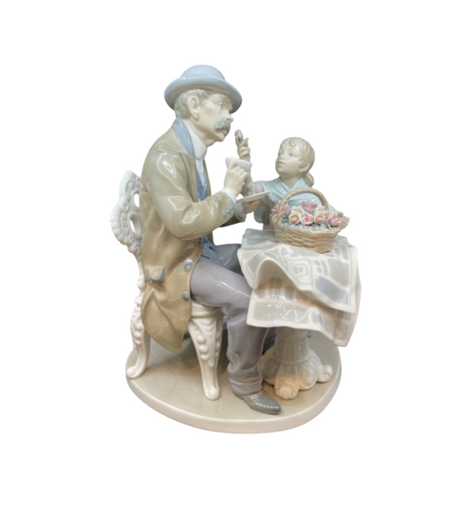 Lladro "Little Flower Seller" #5082 (HZJK1A)